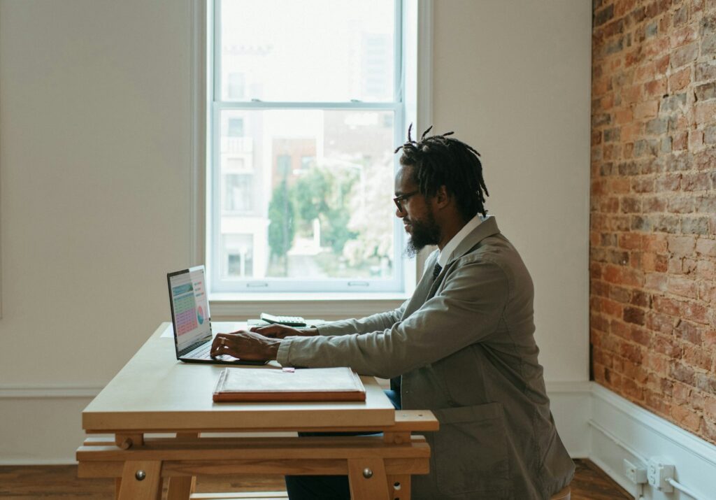How to Stand Out to Remote Headhunters in 2025?