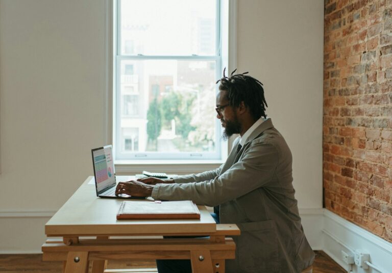 How to Stand Out to Remote Headhunters in 2025?